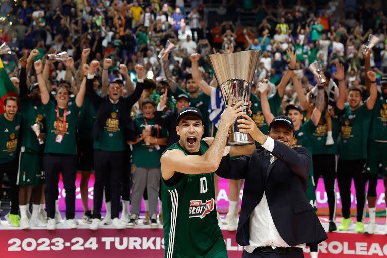 Kostas Sloukas, que levanta la copa, fue la figura de Panathinaikos que se consagró campeón de la Euroliga de básquetbol tras derrotar a Real Madrid en la final