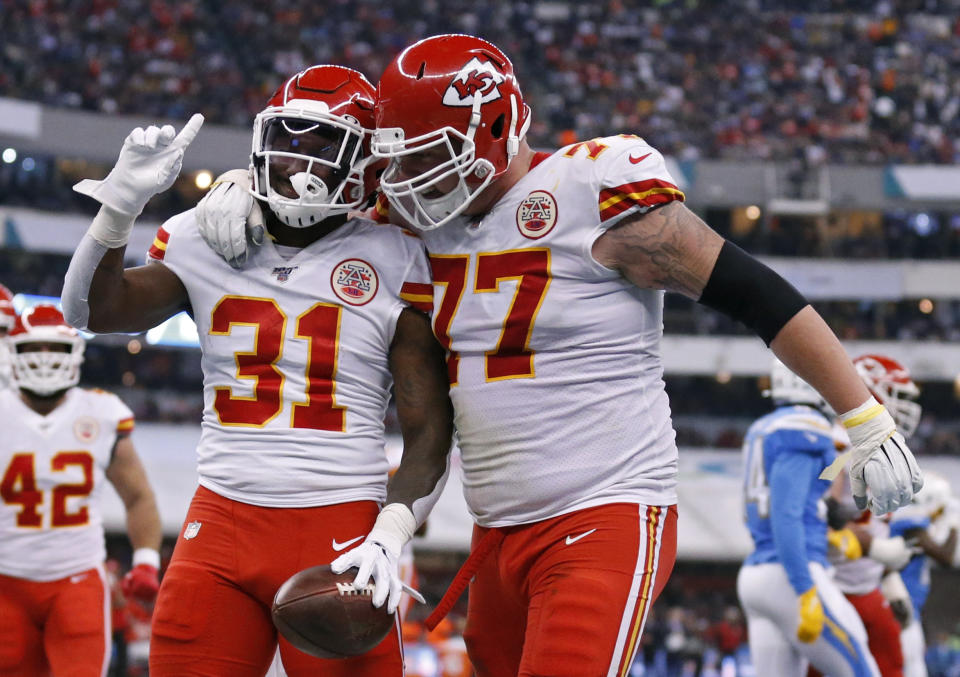 Darrell Williams, corredor de los Chiefs de Kansas City, festeja con su compañero Andrew Wylie, tras anotar ante los Chargers de Los Ángeles, el lunes 18 de noviembre de 2019, en la Ciudad de México (AP Foto/Rebecca Blackwell)