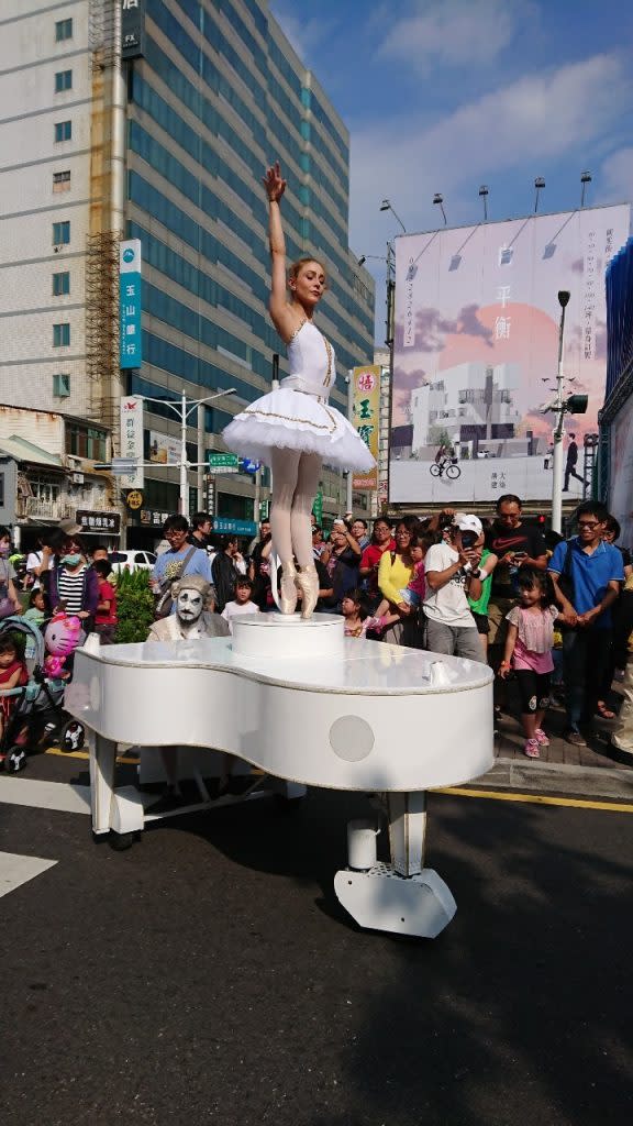 兩年一度的街頭藝術節即將到來，為台南年末的大型城市戶外藝文派對。圖為先前街頭藝術節，邀請外國街頭藝術家展演在鋼琴上跳舞的芭蕾舞者，相當吸睛。<br />（記者林雪娟攝）