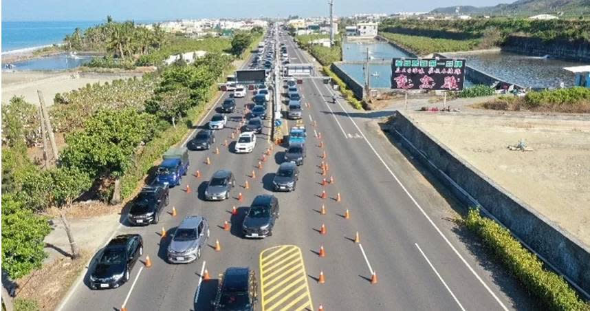 大批車流湧入屏東台1線，警方也嚴陣以待，投入大批警力協助交管。（圖／警方提供）