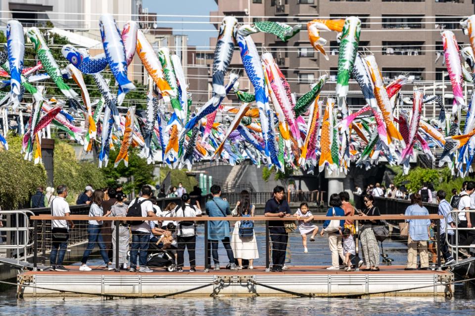 <span>Des banderoles en forme de carpe déployées dans le quartier de Sumida à Tokyo, le 4 mai 2023</span><div><span>Philip FONG</span><span>AFP</span></div>