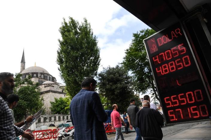 The Turkish lira for the first time ever tested the 5.0 ceiling (AFP Photo/OZAN KOSE)