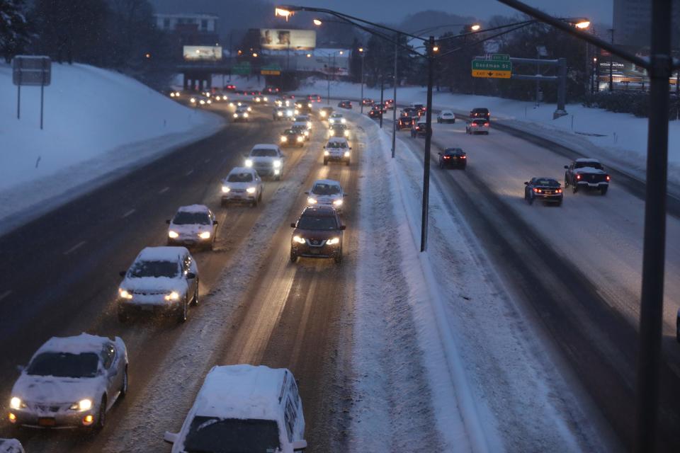 Traffic on I-490 in Rochester on a snowy morning in November 2019.