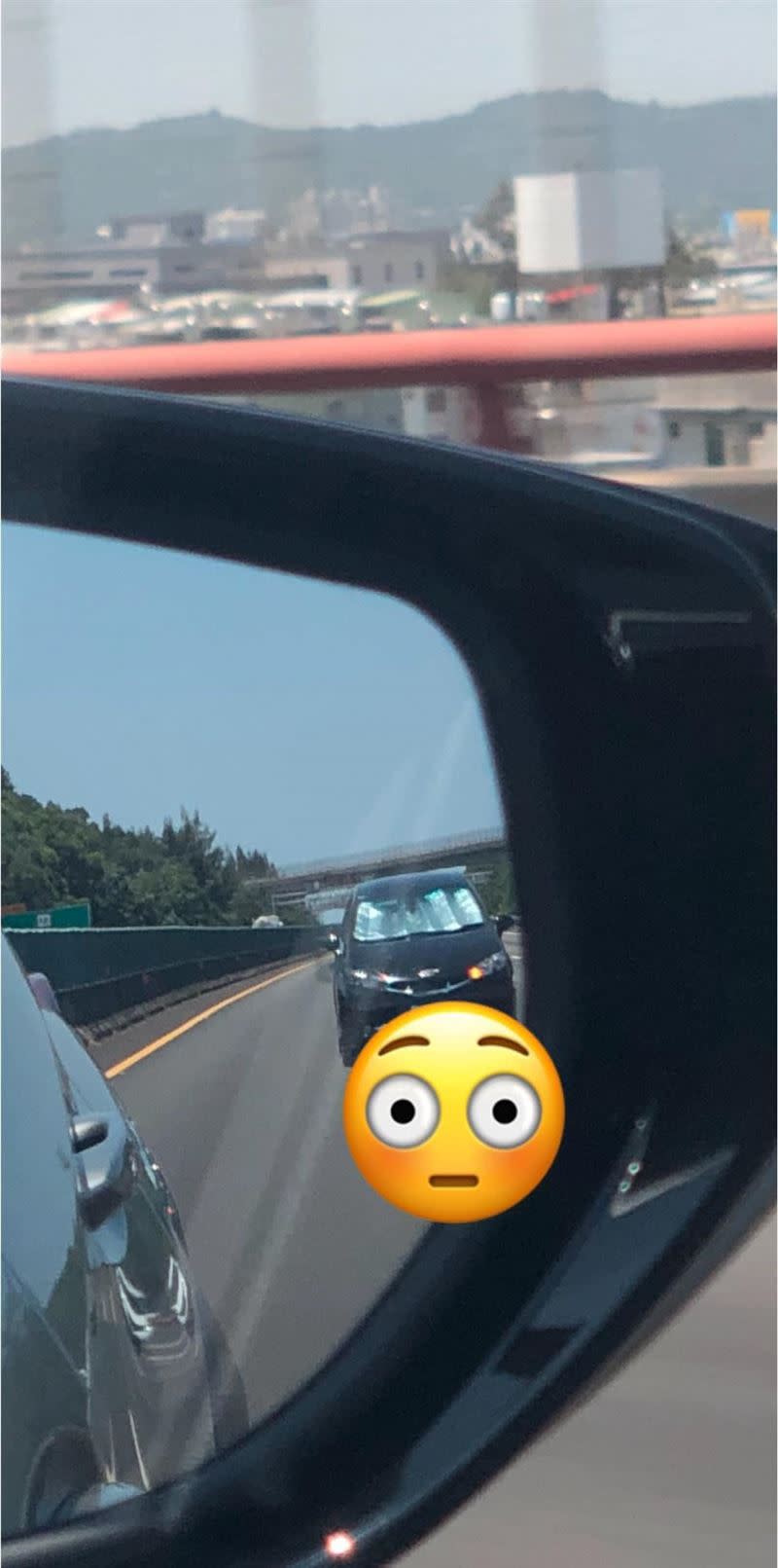 一名網友日前在國道開車時，發現後方一輛轎車危險駕駛。（圖／翻攝自爆廢公社二館）
