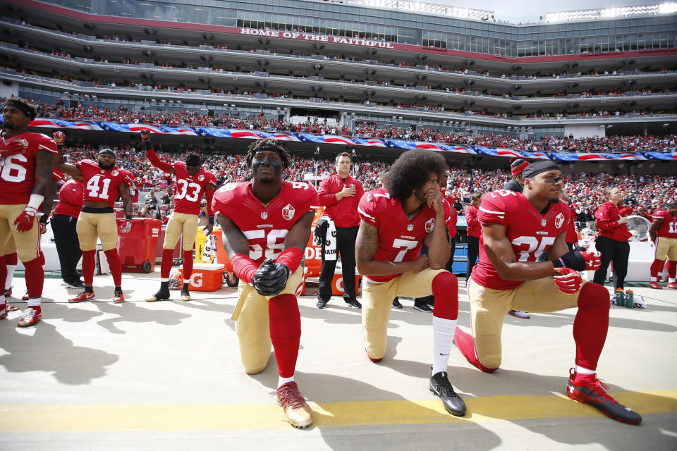 Colin Kaepernick (M., Nummer 7) ist inzwischen ohne Team. (Bild: Getty Images)