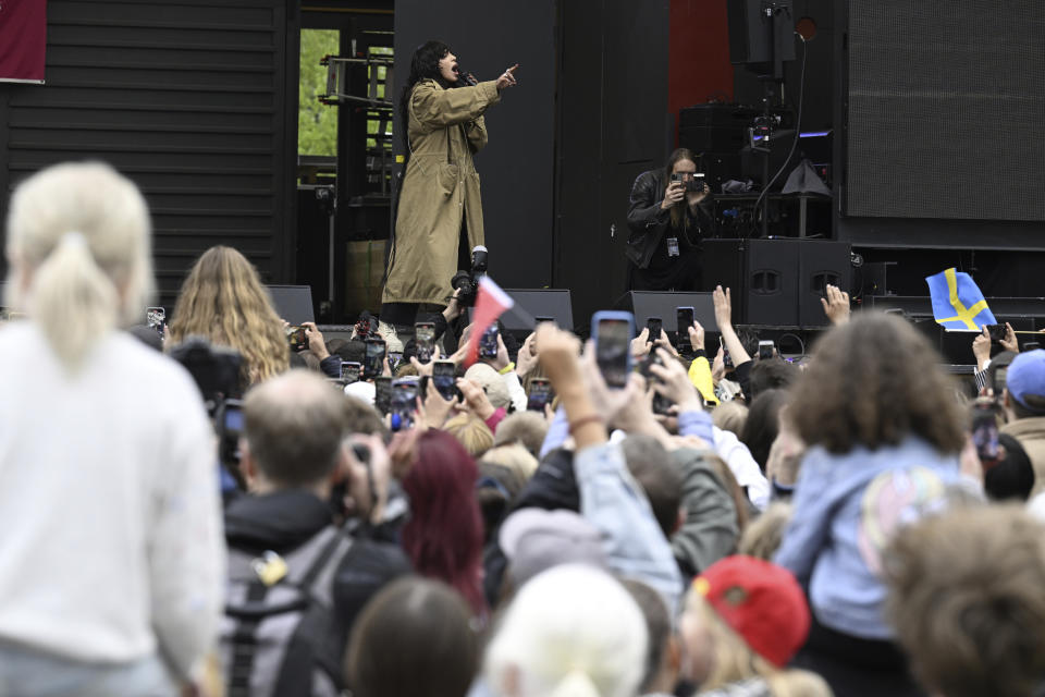 La ganadora del Festival de Eurovisión Loreen de Suecia en el escenario para celebrar con fanáticos en el parque Kungstradgarden en Estocolmo, Suecia, el martes 16 de mayo de 2023. Loreen (Lorine Talhaoui) ganó la final de Eurovisión en Liverpool el 13 de mayo con la canción "Tattoo". (Pontus Lundahl/TT News Agency vía AP)