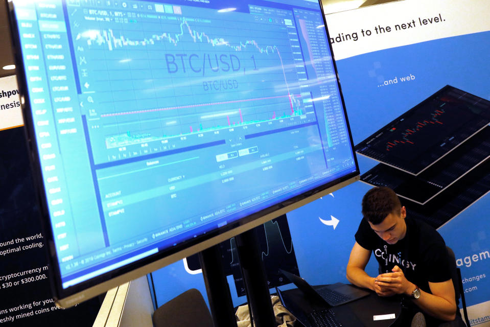 El uso de la tecnología blockchain se ha popularizado gracias a monedas virtuales o criptomonedas como el bitcoin. En la imagen se puede ver en una pantalla un gráfico que muestra la evolución del cambio dólar-bitcoin. REUTERS/Mike Segar