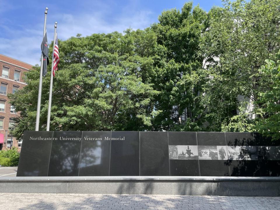 東北大學校園會當看著一座紀念碑，紀念為美國獻出生命的東北大學學生和校友。