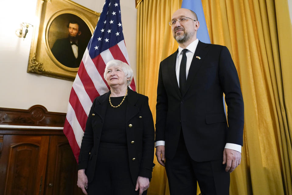 La secretaria del Tesoro, Janet Yellen, a la izquierda, posa para una foto con el primer ministro de Ucrania, Denys Shmyhal, a la derecha, antes de su reunión en el Departamento del Tesoro el jueves 21 de abril de 2022, en Washington. (AP Foto/Susan Walsh)