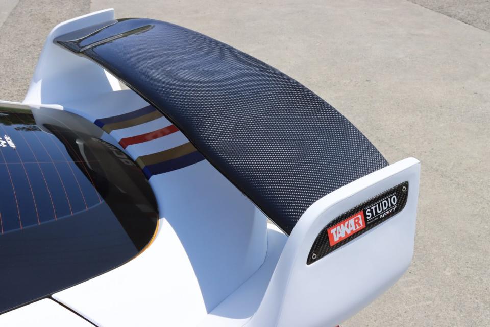 大型碳纖維尾翼則是Street Hunter的產品，不論是翼面寬度與高度，都非常適合GR Supra，可以讓原本氣勢比較弱車尾，展現截然不同的競技氣息。