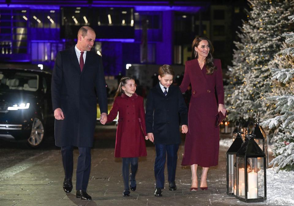 london, england december 15 l r william, prince of wales, princess charlotte of wales, prince george of wales and catherine, princess of wales attend the 'together at christmas' carol service at westminster abbey on december 15, 2022 in london, england photo by samir husseinwireimage