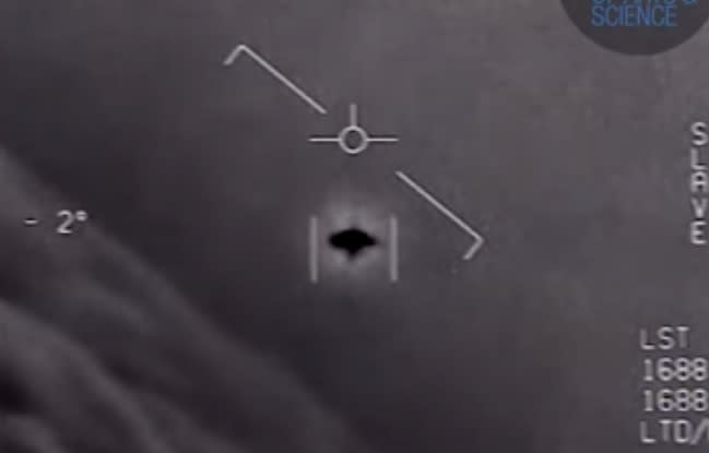 La imagen de uno de los OVNIs avistados en vuelo por un piloto de la Marina de EEUU. (Captura de video YouTube / To The Stars Academy of Arts & Science)