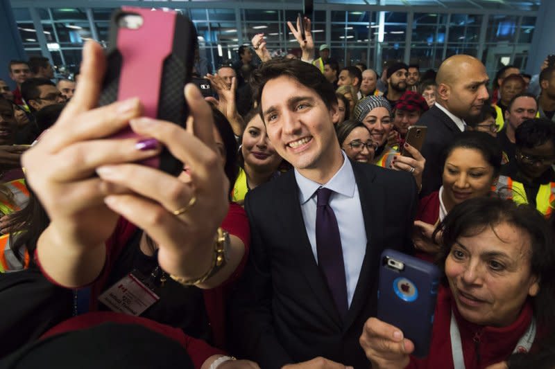 加拿大總理杜魯道歡迎難民，圖為2015年12月10日，他親自到多倫多國際機場歡迎抵達加拿大的敘利亞難民（AP）