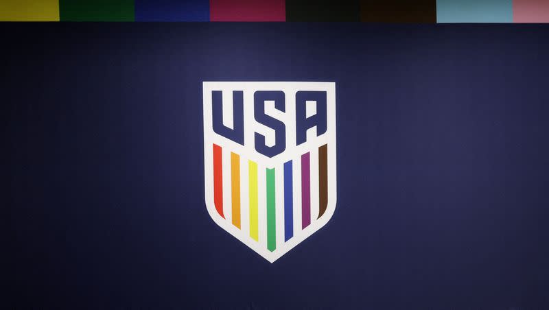 Copa Mundial de la FIFA Qatar 2022 - La insignia de la selección nacional de Estados Unidosven luce los colores del arcoíris