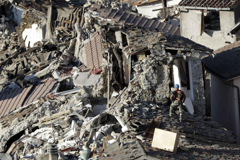 Pescara Del Tronto in der Region Marken: Auch hier sind unzählige Häuser durch das Erdbeben zerstört worden. Die Rettungskräfte sind im Dauereinsatz. (Bild-Copyright: AP Photo/Gregorio Borgia)