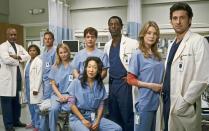 Ein TV-Dauerbrenner: Am 27. März 2005 lief "Grey's Anatomy" erstmals im US-Fernsehen und erzählte die Geschichte(n) von fünf jungen Assistenzärzten am Seattle Grace Hospital. Während Hauptfigur Meredith Grey (Ellen Pompeo, zweite von rechts) dort immer noch Leben rettet, haben viele ihrer einstigen Kollegen die Serie verlassen. Die Galerie zeigt, was die Stars der ersten Staffeln heute machen ... (Bild: ProSieben / Touchstone Television)