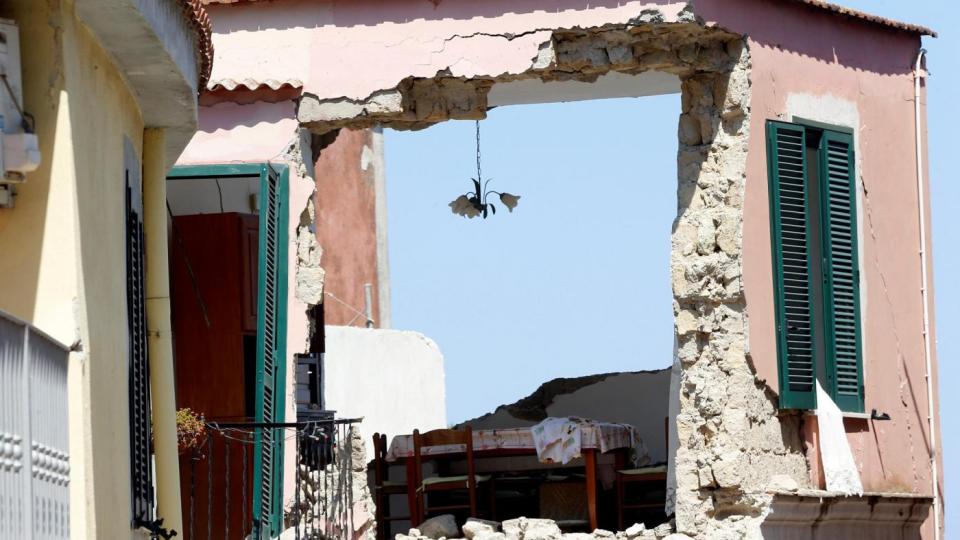 Una casa danneggiata dopo la scosso di terremoto a Ischia. <em>(LaPresse)</em>