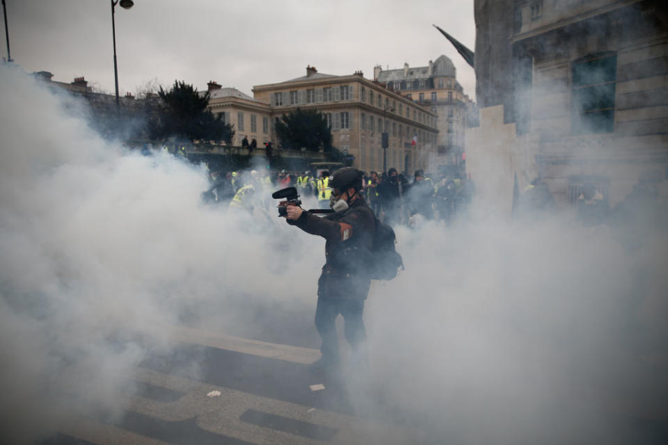 <p>Depuis le début du mouvement mi-novembre, des journalistes et photographes ont témoigné avoir été visés par des tirs de lanceurs de balles de défense, ou même avoir reçu des coups portés par les forces de l’ordre, alors qu’ils couvraient les manifestations. D’autres avaient vu leur matériel de protection confisqué, au mépris des risques encourus.<br>(Crédit : Getty Images) </p>