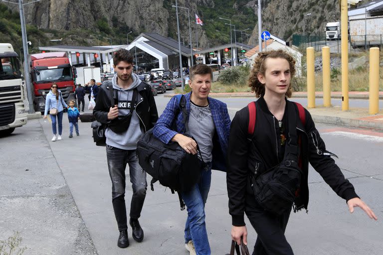 Un grupo de jóvenes rusos caminan en el cruce fronterizo de Verkhny Lars entre Georgia y Rusia