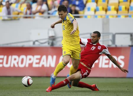 Ukraine's Yevhen Konoplyanka (L) and Luxembourg's Dwayn Holter fight for the ball during their Euro 2016 Group C qualifying soccer match at the Arena Lviv stadium in Lviv, Ukraine, June 14, 2015. REUTERS/Gleb Garanich