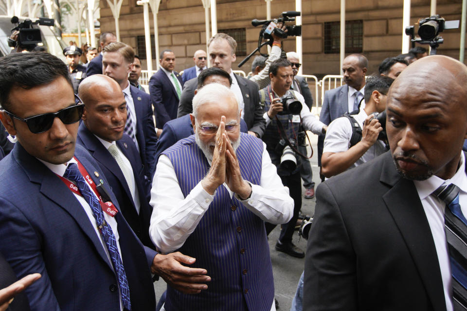 El primer ministro indio Narendra Modi saluda a sus partidarios al arribar a Nueva York, 20 de junio de 2023. (AP Foto/Eduardo Muñoz Álvarez)