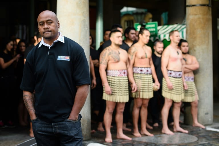 Former New Zealand rugby union player Jonah Lomu (L) and members of the Ngāti Rānana London Māori Club wait to perform a haka during a photocall in London's Covent Garden on September 16, 2015. The 2015 Rugby Union World Cup begins at London's Twickenham Stadium on September 18, 2015. AFP PHOTO / LEON NEAL