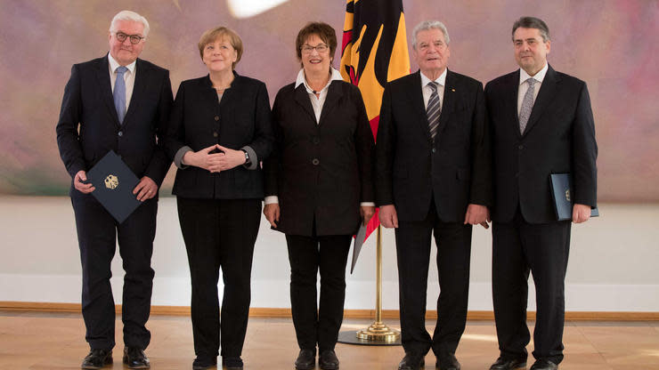 Nur acht Monate vor der Bundestagswahl findet im Kabinett das große Stühlerücken statt. Deutschland hat jetzt einen neuen Außenminister, die erste Wirtschaftsministerin und einen Kandidaten für das Bundespräsidentenamt.