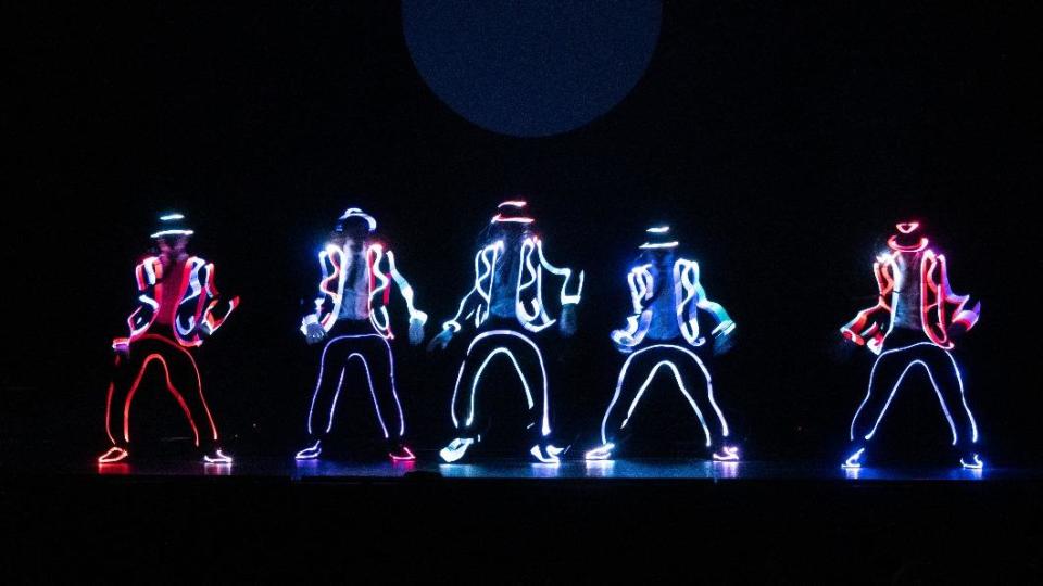 光影魔幻馬戲團除有精彩特技，還有舞蹈光影秀。（圖／寬宏藝術提供）