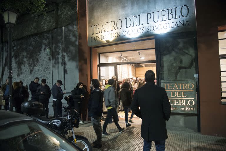 Escena de una noche del último lunes de El brote en la puerta del Teatro del Pueblo: la rutina de público esperando entrar a la sala con entradas compradas con dos meses de anticipación