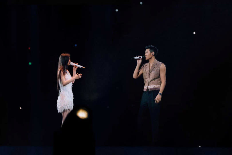 上海站第二場演唱會的嘉賓是〈愛你的時候〉的對唱者單依純（左），「原班人馬」首次公開演唱這首歌。（圖／星空飛騰）