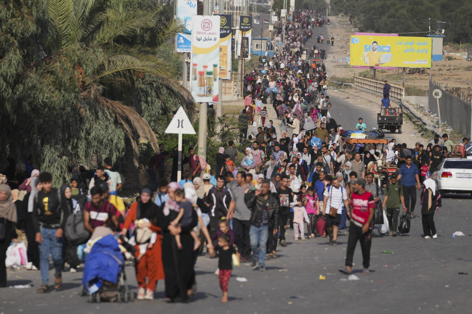 Palestinos huyen al sur de la Franja de Gaza por la avenida Salah al-Din en Bureik, Franja de Gaza, el miércoles 8 de noviembre de 2023. ( AP Foto/Hatem Moussa)