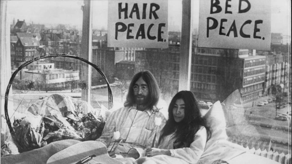 Ein wahres Phänomen wird 85 Jahre: Yoko Ono war nicht nur John Lennons große Liebe, sondern ist auch heute noch eine bedeutende Künstlerin. Ein Rückblick auf ihr Leben.