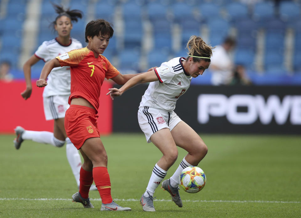 Spain's Mariona Caldentey, right, vies for the ball against China's Wang Shuang, second left, during the Women's World Cup Group B soccer match between China and Spain at the Stade Oceane in Le Havre, France, Monday, June 17, 2019. (AP Photo/Francisco Seco)