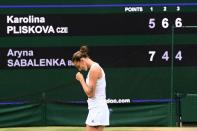 La tenista checa Karolina Pliskova celebra tras vencer a la bielorrusa Aryna Sabalenka en las semifinales de Wimbledon, en el All England Lawn Tennis and Croquet Club, Londres, Inglaterra