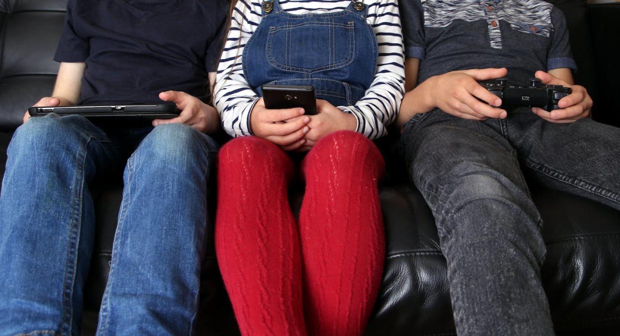 <a href="https://www.shutterstock.com/es/image-photo/three-children-playing-electronic-devices-tablet-504325807" rel="nofollow noopener" target="_blank" data-ylk="slk:Shutterstock;elm:context_link;itc:0;sec:content-canvas" class="link ">Shutterstock</a>