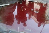 <p>Une flaque d'eau mêlée de sang sur les lieux où des Palestiniens ont été tués au milieu d'une flambée de violence israélo-palestinienne, dans le nord de la bande de Gaza le 10 mai.</p>