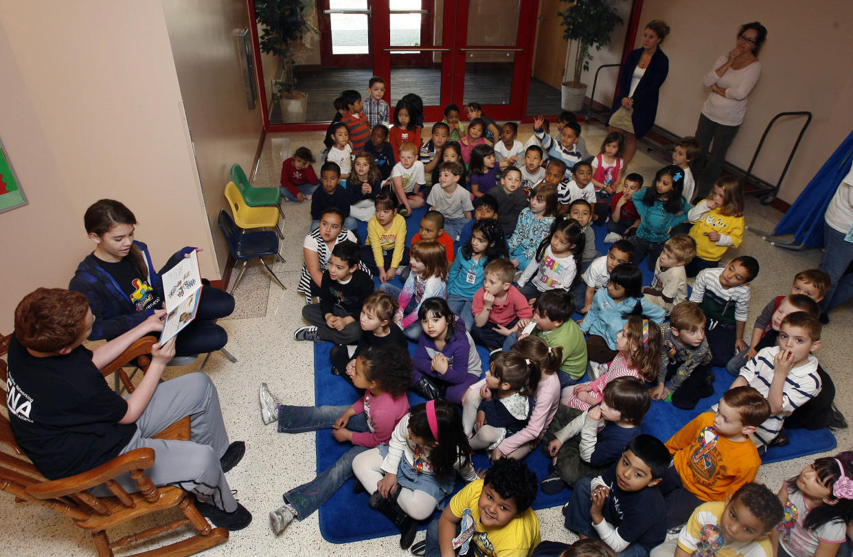 Niños bajo el espectro autista se reúnen para leer libros de cuentos en una escuela de Nueva Jersey. (Foto: AP)