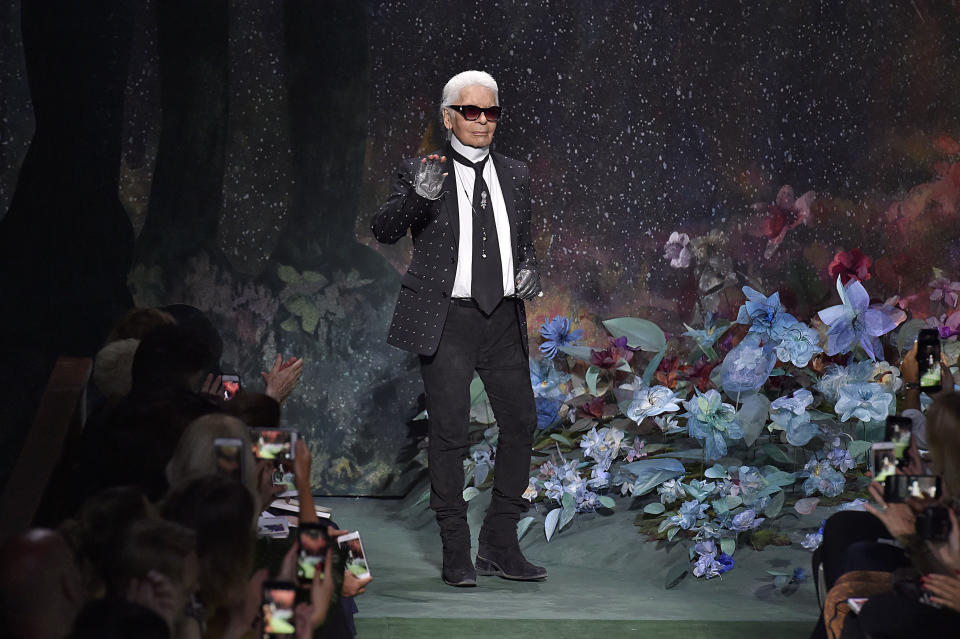 Karl Lagerfelds typischer Signature-Look: Pferdeschwanz, Sonnenbrille, Stehkragen. (Bild: Getty Images)