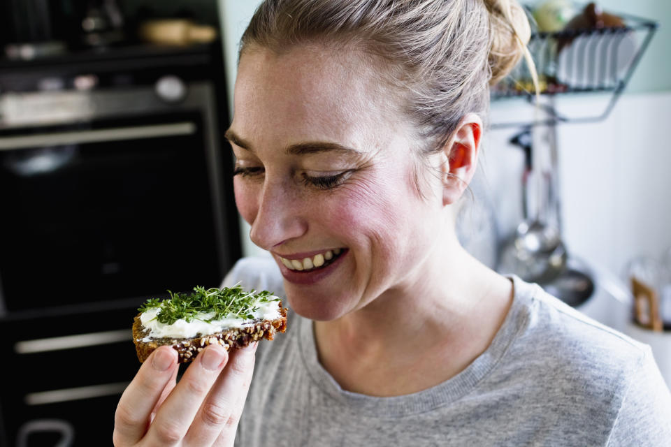 Los endocrinos aconsejan hacer pequeñas comidas a lo largo del día y aumentar la ingesta de pan y lácteos. (Foto: Getty)