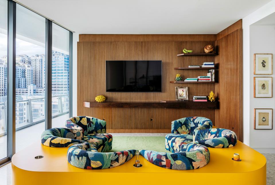 Heissmann designed the family room’s custom-made seating, inspired by a 1960s original.