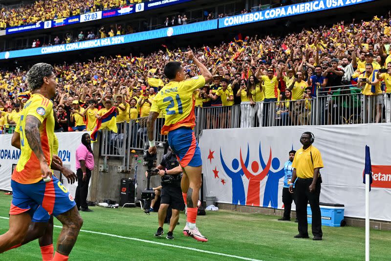 Daniel Muñoz (21) celebra con los aficionados tras anotar uno de los dos goles con los que Colombia derrotó a Paraguay en la Copa América