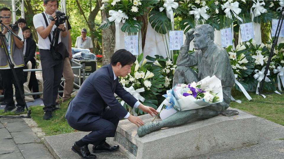 副總統賴清德參加八田與一追思會，向八田與一銅像獻花祭拜。（寶智華攝）