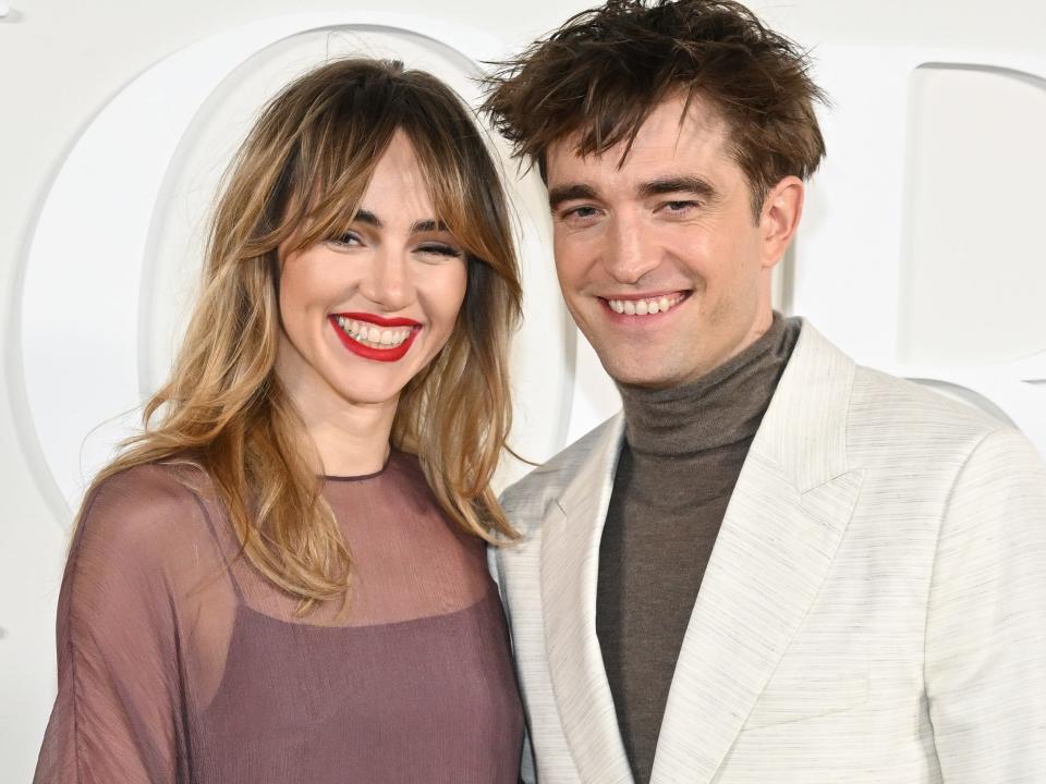 Suki Waterhouse and Robert Pattinson attend the Dior Fall 2023 Menswear Show on December 03, 2022 in Giza, Egypt.