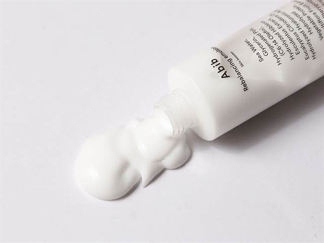 Abib純淨白平衡輕盈乳液成份簡單安全，通過低敏測試，適宜四季日常早晚保養使用。（圖／品牌提供）