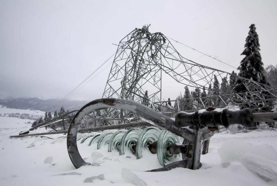 Otra torre eléctrica vencida en Strmca, Eslovenia. REUTERS/Srdjan Zivulovic