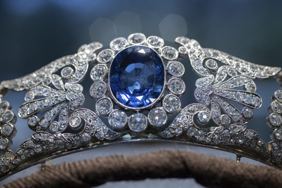 <p>La tiara, il suo anello e gli orecchini tempestati di diamanti e zaffiri mostrati ad Amsterdam prima dell'asta che si terrà il prossimo mese in Svizzera, a Ginevra (AP Photo / Peter Dejong)</p> 