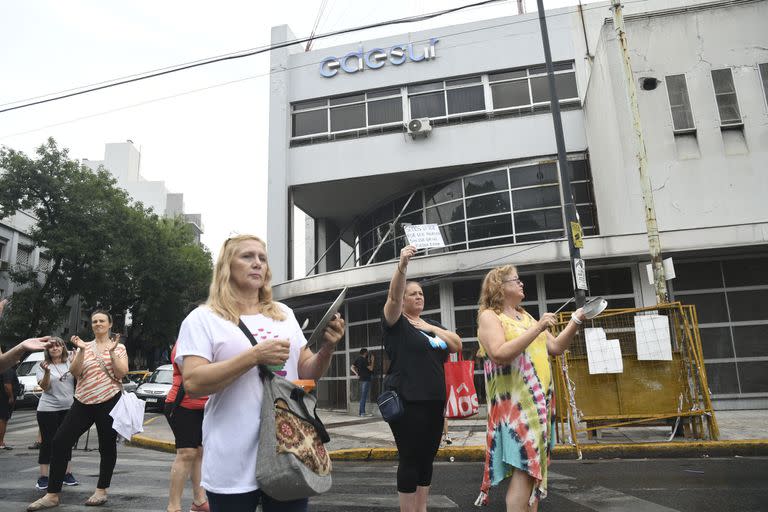 En marzo, vecinos reclamaron por los reiterados cortes de luz en la sucursal de Edesur de Lacarra y Juan bautista Alberdi, en el barrio porteño de Mataderos