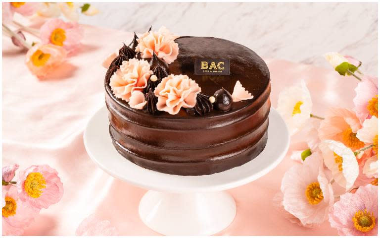 BAC傾力打造品牌封神之作，母親節限時推出「甜茶女神　蜜桃茶餡蛋糕」，  以層次豐富的果韻茶香滿足媽咪味蕾。（圖／BAC提供）