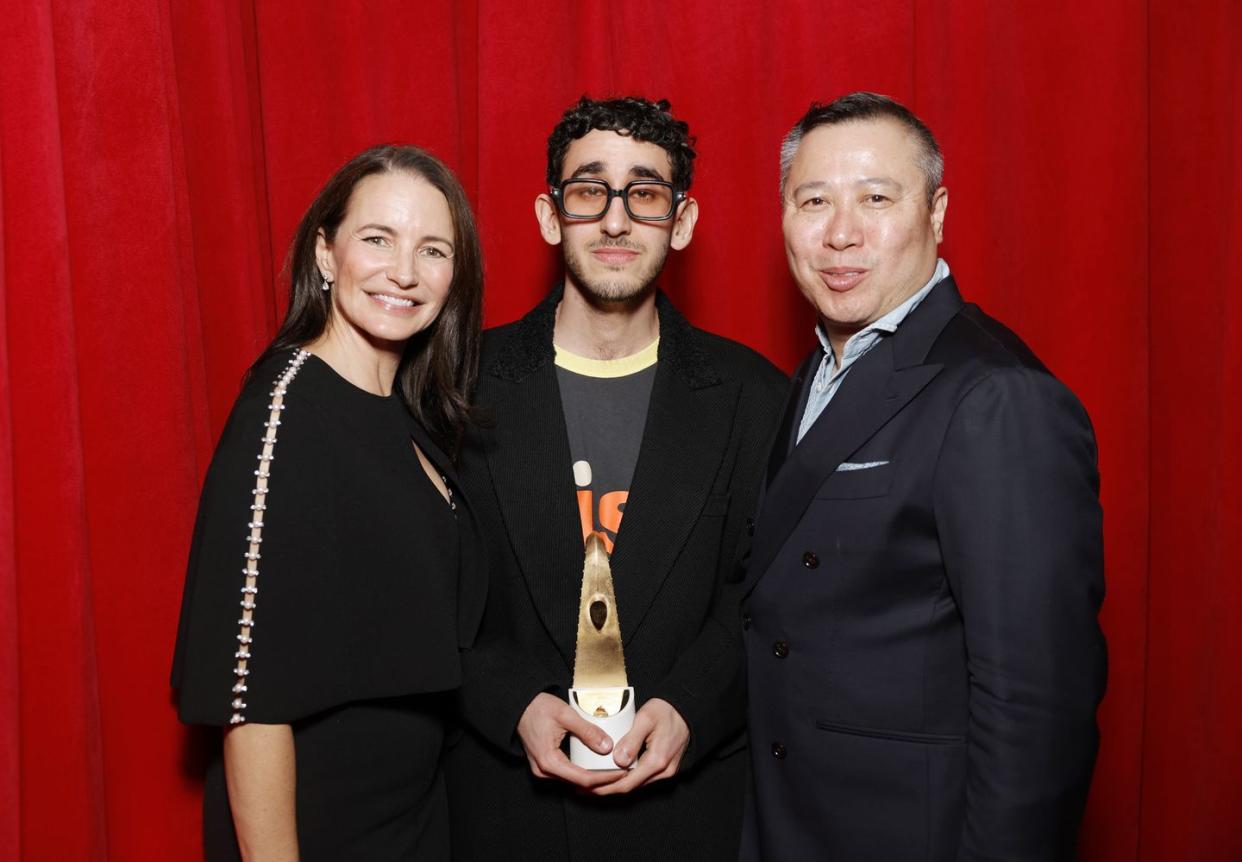 beverly hills, california april 09 l r kristin davis, yamil arbaje, and andy lew attend the fashion trust us awards 2024 on april 09, 2024 in beverly hills, california photo by stefanie keenangetty images for fashion trust us