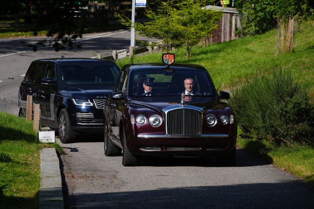 The King and Queen arrive at Crathie Kirk by car